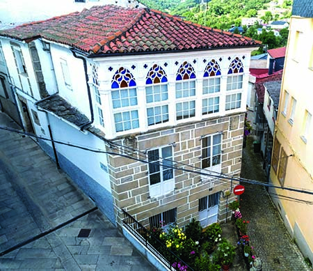 Casa brasonada dous escudos