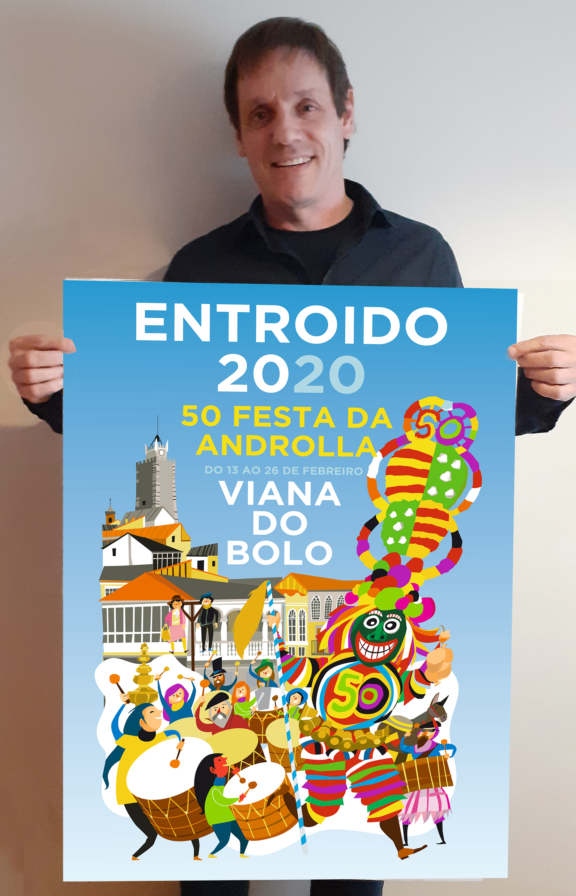 Imaxe do autor co cartel gañador
