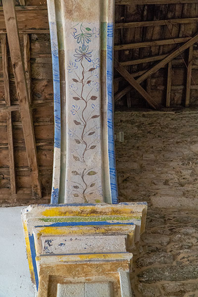 Detalle do arco triunfal pintado Igrexa de San Xulián de Louzaregos